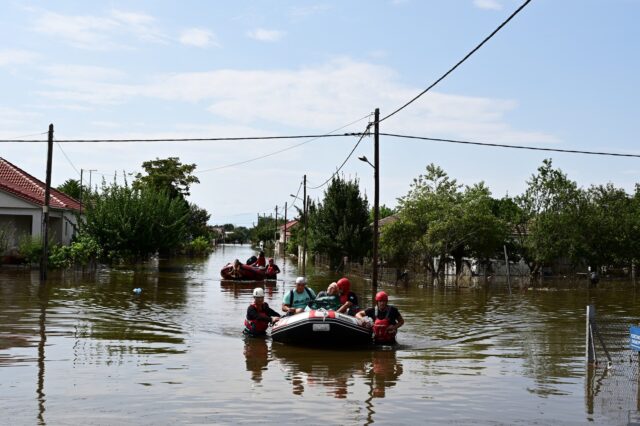 Το NEWS 24/7 στον Παλαμά Καρδίτσας: Κάτοικοι αναζητούν βάρκες – Τι καταγγέλλουν για τα ελικόπτερα