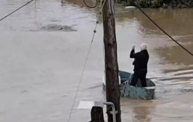 Κακοκαιρία – Καρδίτσα: 80χρονος ψαράς έσωσε 15 άτομα – “Άκουσα να φωνάζουν ‘πνιγόμαστε'”