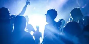 Η Περιφέρεια Αττικής στέλνει μήνυμα υπευθυνότητας στο 00s party του OneMan & του LadyLike