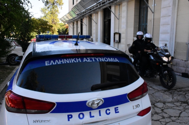 Ληστείες σε βάρος νεαρών και ανηλίκων σε Περιστέρι και Άλιμο