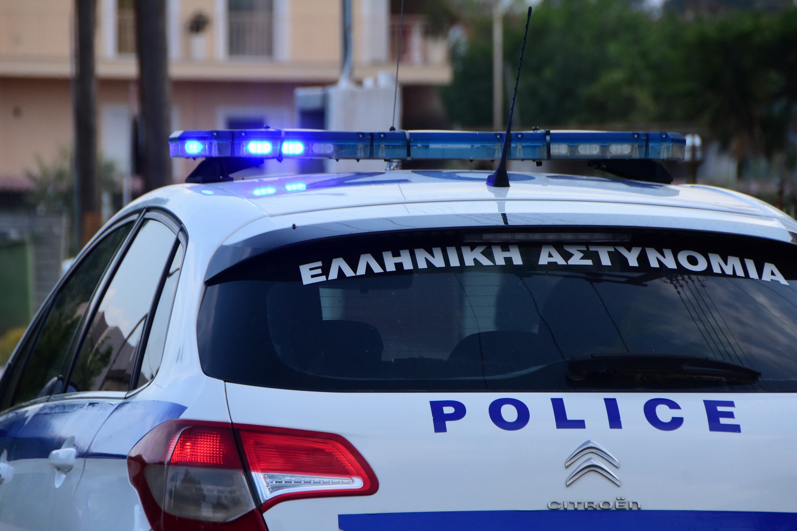 Ελευσίνα: Αστυνομικός ταμπουρώθηκε στο σπίτι του μετά από καυγά με τη σύζυγό του