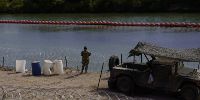 ΗΠΑ: Επιβλήθηκε η απομάκρυνση του πλωτού φράγματος στο Τέξας