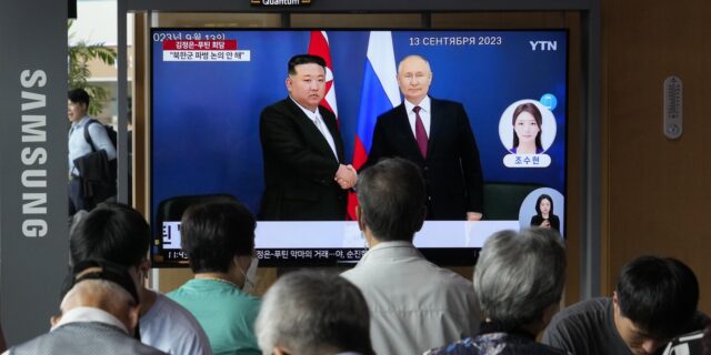 Ρωσία: Τα δώρα που αντάλλαξαν Κιμ – Πούτιν και η “επιθεώρηση” στην πολυτελή λιμουζίνα