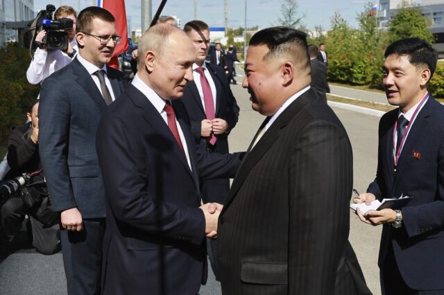 “Χαίρομαι που σας βλέπω”: Η χειραψία 40 δευτερολέπτων Πούτιν – Κιμ Γιονγκ Ουν