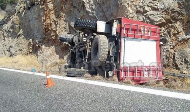 Ανατροπή πυροσβεστικού οχήματος στην Ιτέα – Τραυματίστηκαν δύο πυροσβέστες