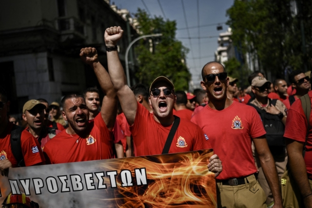 Πορεία Εποχικών Πυροσβεστών στο Σύνταγμα για το εργασιακό νομοσχέδιο