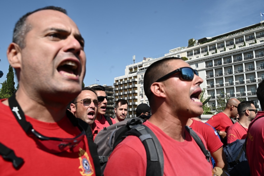 Συγκέντρωση διαμαρτυρίας από το Πανελλήνιο Σωματείο Συμβασιούχων Πυροσβεστών