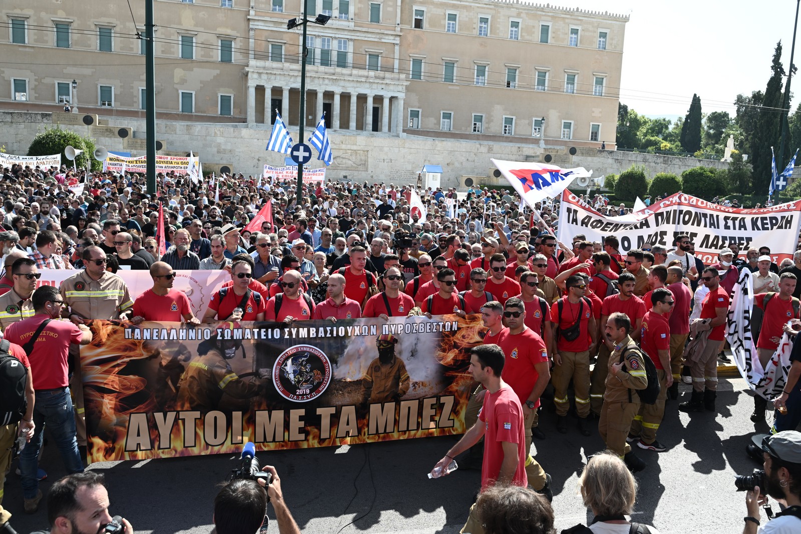 Συγκέντρωση διαμαρτυρίας εποχικών πυροσβεστών