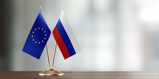 Ρωσία: “Ρατσιστική” η απόφαση της ΕΕ για τις απαγορεύσεις προς τους Ρώσους
