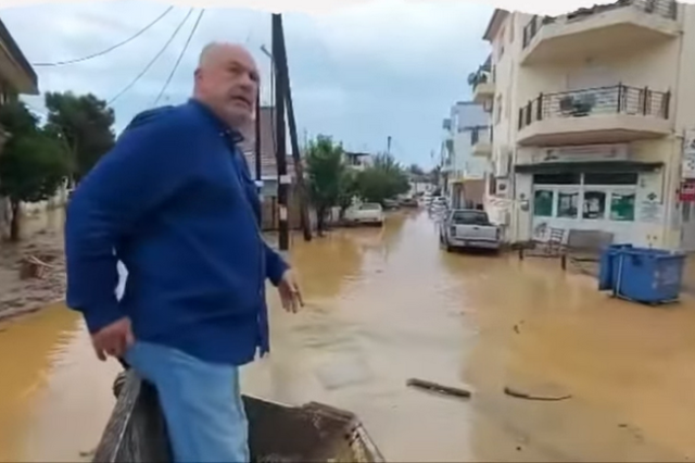 Μπέος πάνω σε μπουλντόζα: “Έχω νερό και φαγητό, ελάτε”