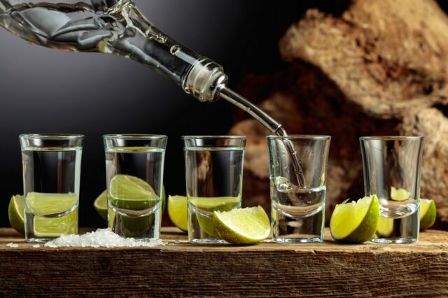 Κέρκυρα: Μεγάλη επιχείρηση για νοθευμένο αλκοόλ – Σέρβιραν σφηνάκια με ποτά από άλλα ποτήρια