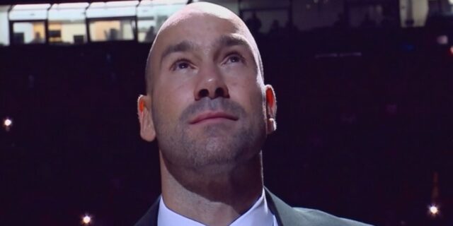 Βούρκωσε ο Βασίλης Σπανούλης, ράγισαν καρδιές: Στον ουρανό του ΣΕΦ η θρυλική φανέλα με το “7′ από τα χέρια των παιδιών του