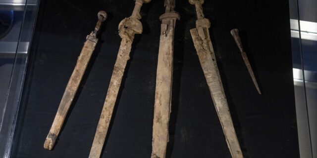 Ισραήλ: Ανακαλύφθηκαν τέσσερα σπαθιά 1.900 ετών σε σπηλιά