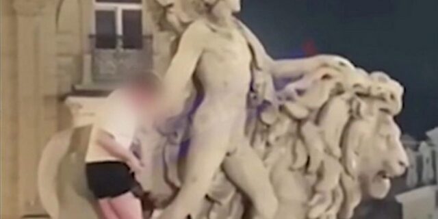 Βίντεο: Τουρίστας σκαρφαλώνει σε ιστορικό άγαλμα στις Βρυξέλλες και το σπάει
