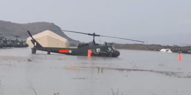 Στεφανοβίκειο: Βυθισμένα στο νερό τα ελικόπτερα – Τι απαντά το υπουργείο Άμυνας