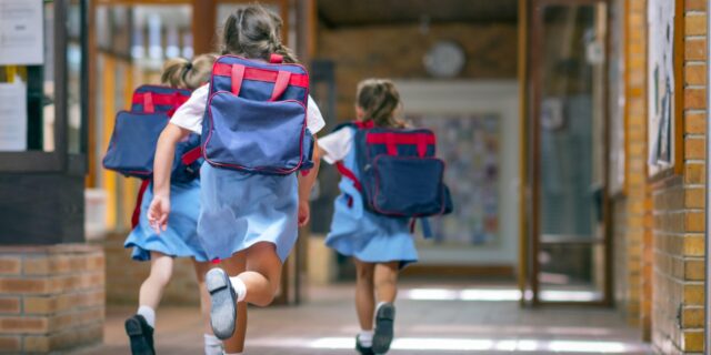 Γαλλία: Εξετάζεται η χρήση στολής στα σχολεία – Σε εξέλιξη οι συζητήσεις για την αμπάγια
