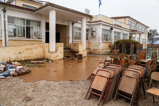 Καταστροφές στο γυμνάσιο και λύκειο στη Φαλάνη Λάρισας. Παρασκευή 22 Σεπτεμβρίου 2023 (ΛΕΩΝΙΔΑΣ ΤΖΕΚΑΣ / EUROKINISSI)