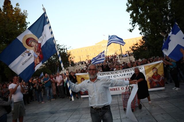 Άλλοι παλεύουν με τις λάσπες, άλλοι διαδηλώνουν για τις ταυτότητες παρέα με ναζί