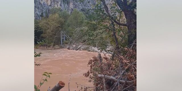 Πηνειός: Εξαφανίστηκε από τα νερά η κρεμαστή γέφυρα των Τεμπών