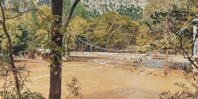 Πλημμύρες: 3 χλμ μακριά βρέθηκε τμήμα της κρεμαστής γέφυρας των Τεμπών