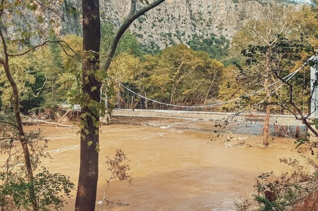 Πλημμύρες: 3 χλμ μακριά βρέθηκε τμήμα της κρεμαστής γέφυρας των Τεμπών