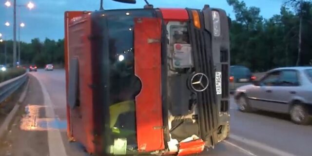 Θεσσαλονίκη: Νταλίκα ντελαπάρισε στον περιφερειακό – Kυκλοφοριακό κομφούζιο στο σημείο