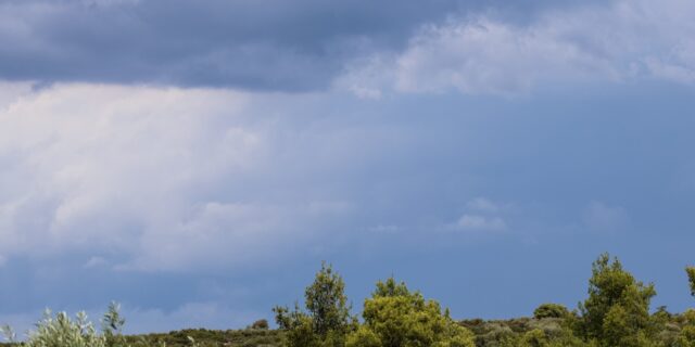 Καιρός: Τοπικές βροχές στα βόρεια και κεντρικά τη Δευτέρα – Άνεμοι μέχρι 7 μποφόρ