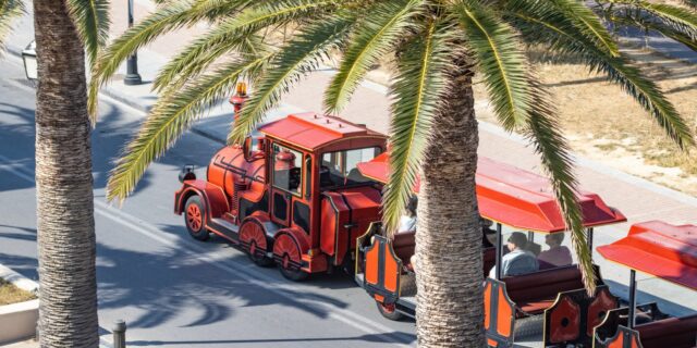 Ηράκλειο: Ηλικιωμένος παρασύρθηκε από τουριστικό τρενάκι