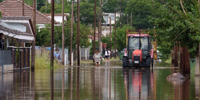 Τρίκαλα: Έγκυος εγκλωβισμένη σε ταράτσα στα Μεγάλα Καλύβια, με το 1,5 ετών παιδί της