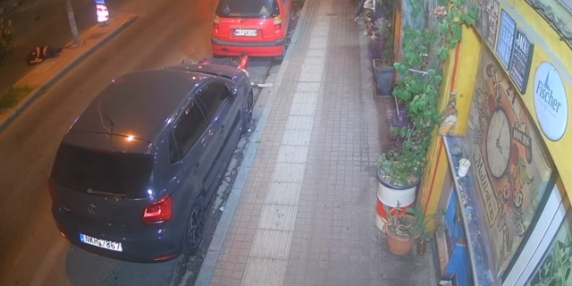 Τροχαίο με εγκατάλειψη οδηγού μηχανής στη Θεσσαλονίκη