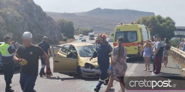 Κρήτη: Σοβαρό τροχαίο στον ΒΟΑΚ – Εγκλωβίστηκε μία γυναίκα στα συντρίμμια