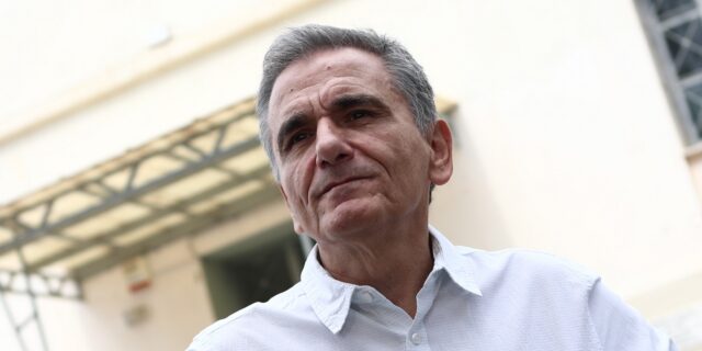 Τσακαλώτος: Σημάδια ότι η δημοκρατία αργοπεθαίνει