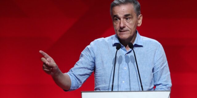 Ευκλείδης Τσακαλώτος: “Ένα ανήμπορο κράτος βουλιάζει στα λασπόνερα”
