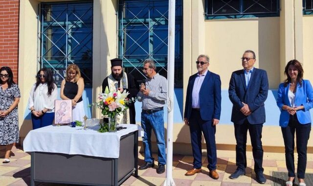 Σε αγιασμό σχολείου της Θέρμης ο Φάμελλος – “Γνώση και παιδεία, δικαιώματα που η πολιτεία οφείλει να εξασφαλίζει χωρίς διακρίσεις”
