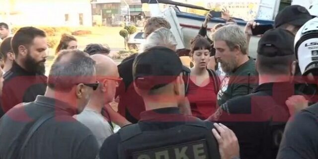 Κακοκαιρία: Ένταση έξω από το δημαρχείο Βόλου με αγανακτισμένους κατοίκους