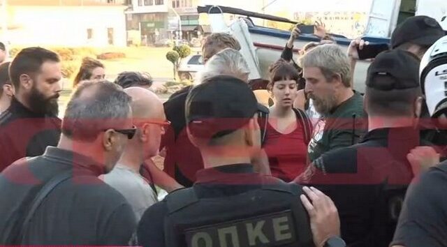 Κακοκαιρία: Ένταση έξω από το δημαρχείο Βόλου με αγανακτισμένους κατοίκους