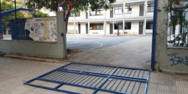 Βόλος: Κατέρρευσε η καγκελόπορτα του 2ου ΕΠΑΛ – Χτύπησε εκπαιδευτικός στο κεφάλι