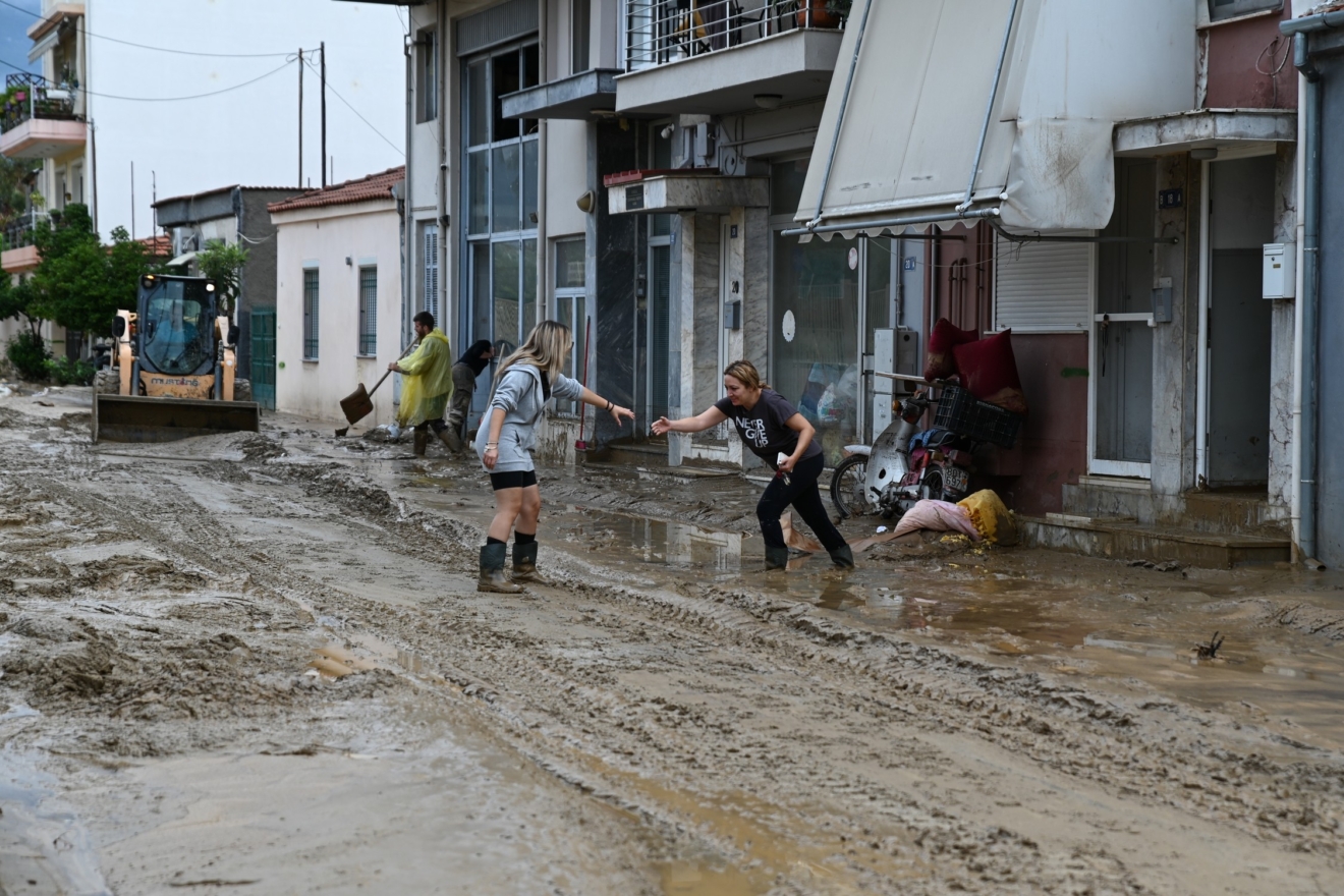 Βόλος: “Διαλύθηκαν όλα” – Οι πολίτες μετρούν τις πληγές τους