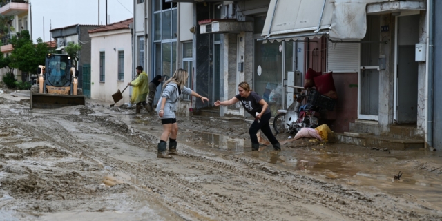 Βόλος: “Διαλύθηκαν όλα” – Οι πολίτες μετρούν τις πληγές τους