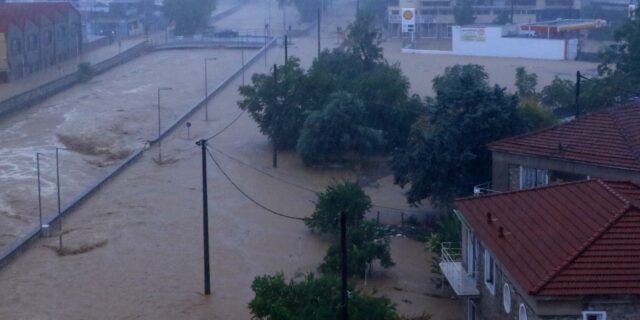 Κακοκαιρία – Μαγνησία: Εκκενώσεις, νέο μήνυμα 112 για τις μετακινήσεις – Αγωνία για τον αγνοούμενο