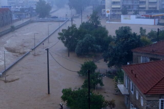 Κακοκαιρία – Μαγνησία: Εκκενώσεις, νέο μήνυμα 112 για τις μετακινήσεις – Αγωνία για τον αγνοούμενο