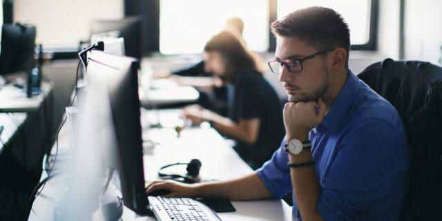 Στη Βουλή η διάταξη για τις τριετίες – Το “παραθυράκι” για νέο “πάγωμα”