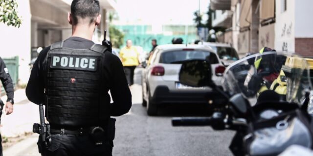 Ζωγράφου: Ηλικιωμένος ταμπουρώθηκε σε διαμέρισμα και απειλεί αστυνομικούς
