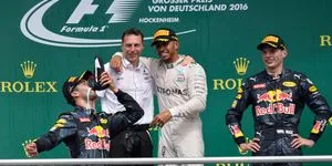 Γιατί οι αθλητές πίνουν από τα… παπούτσια; Η παράξενη παράδοση που έγινε viral