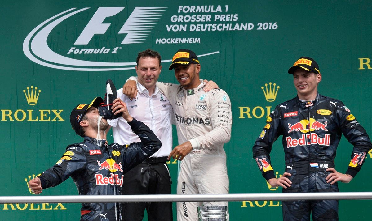 Γιατί οι αθλητές πίνουν από τα… παπούτσια; Η παράξενη παράδοση που έγινε viral