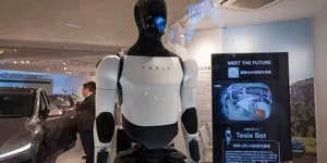 Σκουπίζουν, τρέχουν, χορεύουν για 8 ώρες: Πώς οι εργαζόμενοι της Tesla εκπαιδεύουν το ρομπότ Optimus