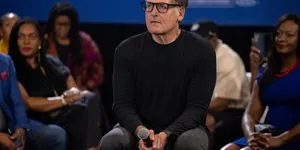 «Επενδύστε σε πράγματα από το σούπερ μάρκετ»: Η απρόσμενη συμβουλή του Μαρκ Κιούμπαν