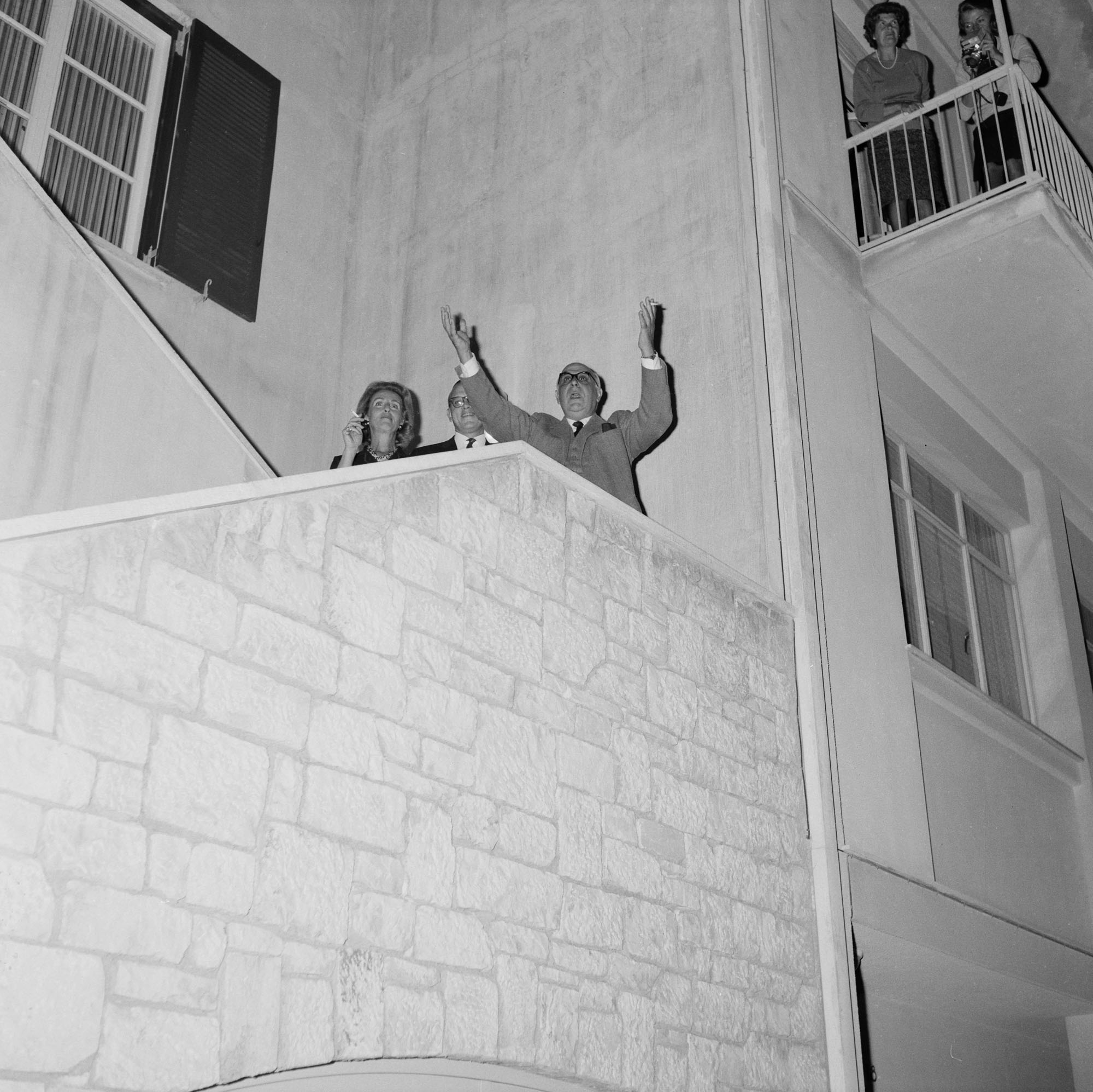 Αθήνα, 24 Οκτωβρίου 1963, Άγρας 20, βράδυ. Επίσκεψη από μέλη της Σουηδικής κοινότηταςτης Αθήνας για χορωδι ακά συγχαρητήρια. Πίσω από τον Σεφέρη, ο σουηδός νεοελληνιστής Στούρε Λινέρ, μόνιμος εκπρόσωπος του αναπτυξιακού προγράμματος του ΟΗΕ στην Ελλάδα. Ήταν ο εισηγητής της υποψηφιότητας Σεφέρη στην επιτροπή του Βραβείου Νόμπελ της Σουηδικής Ακαδημίας. Δίπλα το υ η ελληνίδα σύζυγός του Κλειώ.