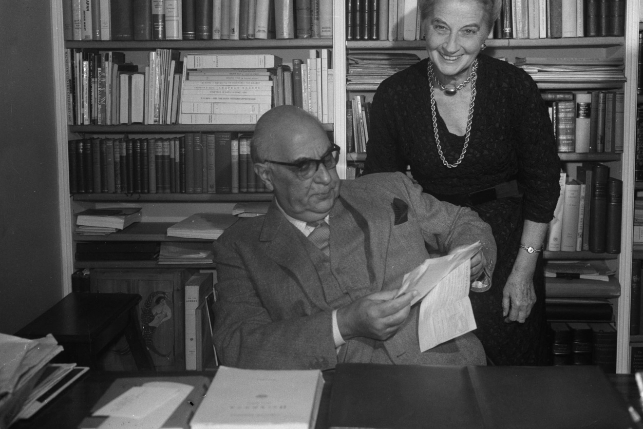Αθήνα, 24 Οκτωβρίου 1963, Άγρας 20, μεσημέρι. Μετά την αναγγελία της βράβευσης, ο Γιώργος και η Μαρώ Σεφέρη στο γραφείο, κατά τη διάρκεια της συνέντευξης τύπου ενώπιον των δημοσιογράφων και των φωτορεπόρ τερ.