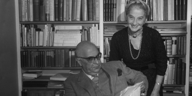 Αθήνα, 24 Οκτωβρίου 1963, Άγρας 20, μεσημέρι. Μετά την αναγγελία της βράβευσης, ο Γιώργος και η Μαρώ Σεφέρη στο γραφείο, κατά τη διάρκεια της συνέντευξης τύπου ενώπιον των δημοσιογράφων και των φωτορεπόρ τερ.